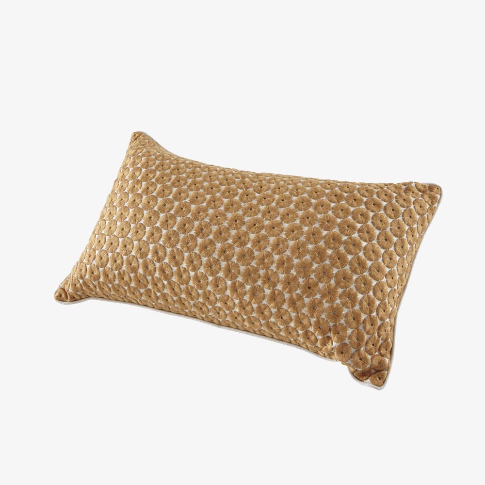 Image KISSEN MIT GOLDFARBENER STICKEREI 